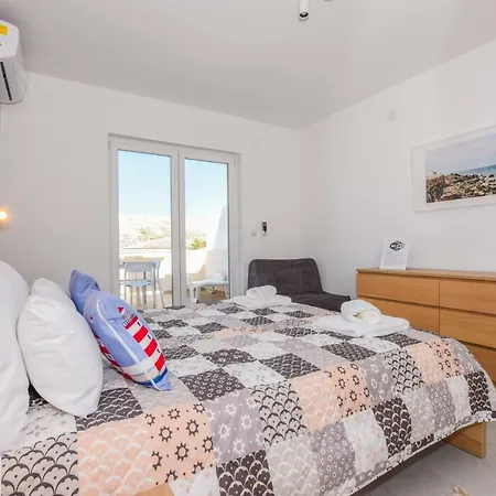 Magena - Modern In Pag Center Apartment