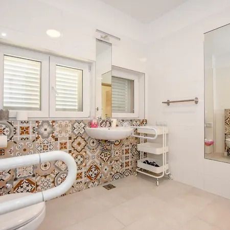 Magena - Modern In Pag Center