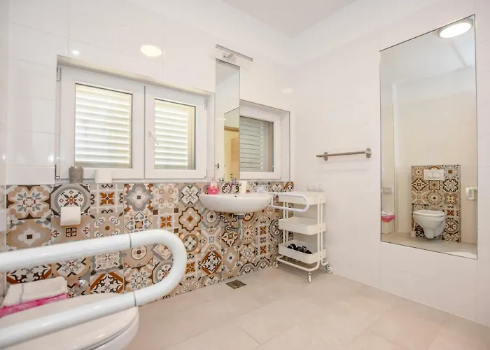 Magena - Modern In Pag Center